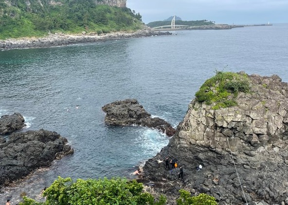 여름 피서철 이전 제주지역 관광명소의 안전·방역 관리가 제대로 이뤄지지 않고 있다는 지적이다. 지난 12일 서귀포시 황우지해안 출입통제선 바깥 해역에서 일부 피서객이 물놀이를 즐기고 있다. 신승은 기자