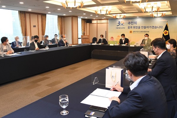 지방의회 30주년을 기념해 대한민국시도의회의장협의회와 한국지역언론인클럽(KLJC)과의 기자간담회가 29일 서울 중구 한국프레스센터에서 열리고 있다.