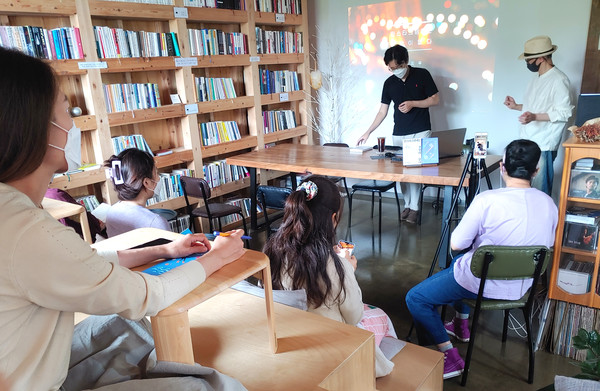 제주시가 '2021 제2회 문화도시 책방축제 책섬[썸ː ]'을 본격 추진한다. 사진은 동네책방 섬타임즈가 지난 3일 추진한 윤여수 영화 기자의 영화 이야기 '마을, 영화에 빠지다' 프로그램 모습.