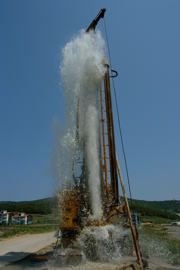 제주 지하수가 말라가고 있다. 무분별한 지하수 사용으로 지속 이용 가능량의 90% 이상 퍼 올리면서 더는 지하수 개발 허가를 하지 못하는 상황에 직면했다. 지하수 과다 사용으로 일부 지역에서는 바닷물이 지하수로 유입되는 현상도 나타나고 있다.  자료사진.