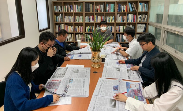 제민일보 편집심의위원회(위원장 김용현 편집국장)가 26일 본사 편집국 회의실에서 9월 1차 회의를 열고 지면 개선 방안을 논의하고 있다. 이은지 기자
