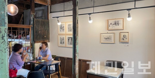 순아커피에서 열리고 있는 전시에는 강건모, 고산, 김만, 박지훈, 이승열, 클로이 등 작가 6명의 작품이 선보여지고 있다. 김은수 기자