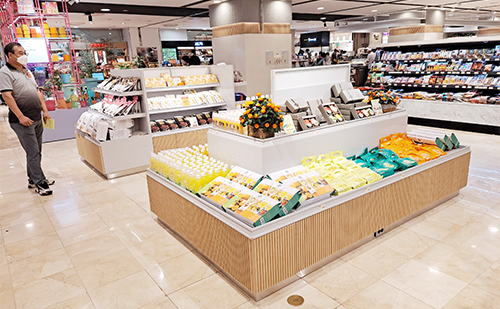 제주국제자유도시개발센터(JDC)는 코로나19 장기화로 어려움을 겪고 있는 제주지역의 중소기업 경쟁력 강화 및 판로 지원을 위해 9월부터 롯데백화점 노원점에 '제주식품관'을 개장해 본격 운영하고 있다.