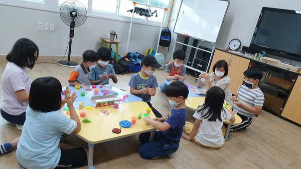 아산면 지역 학생들이 온몸농촌유학협동조합 돌봄 프로그램을 하고 있다.