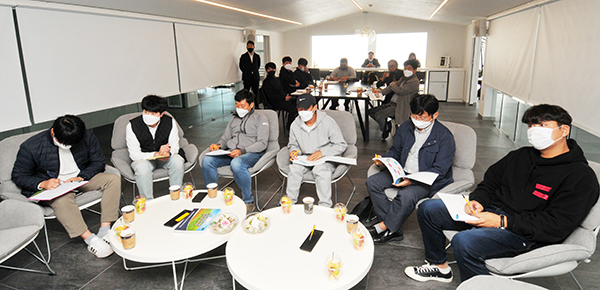 도내 양돈업계와 담당 공무원 등으로 구성된 방문단이 이날 경북 고령군 해지음 영농조합법인 본사에서 이기홍 대표가 진행한 축산악취 저감 및 축산분뇨 처리 기술과 노하우 교육을 받고 있다.