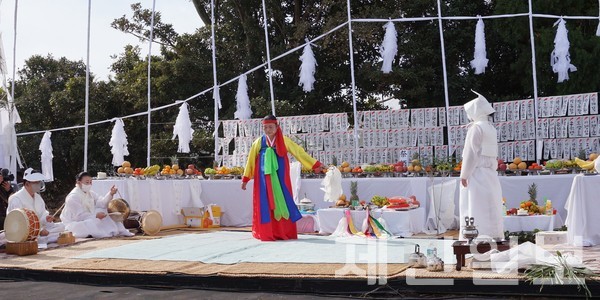 4·3학살터와 사라진 마을을 찾아가 희생자들의 넋을 위로하고 터를 해원하는 찾아가는 현장위령제 '해원상생굿'이 지난 13일 대정읍 인성리 일원에서 굿판을 벌이고 대정 읍오리 희생자 넋을 위로했다. 김은수 기자