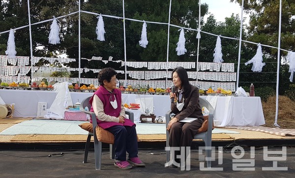 제주4·3 당시 아버지와 할아버지, 언니를 잃은 4·3희생자 유족 고정자씨(89)가 지난 13일 거행된 대정읍오리 해원상생굿에서 4·3 현장을 증언하고 있다.