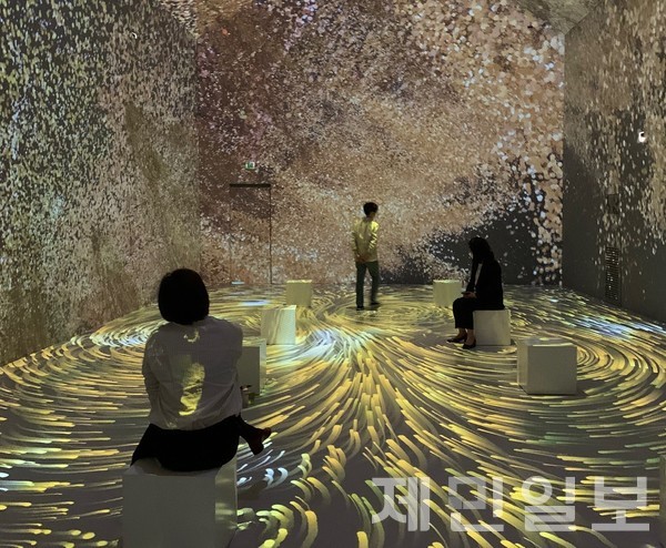제주현대미술관에서 내년까지 선보이고 있는 미디어아트 전시 '바람이 만든 제주'
