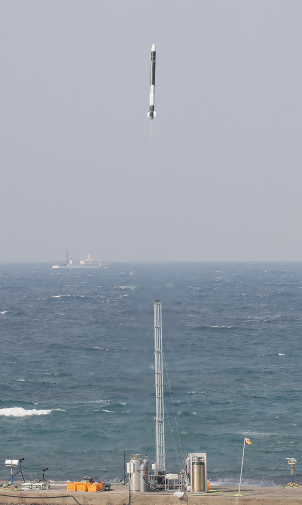 29일 오전 제주시 한경면 용수리 포구에서 한국과학기술원(KAIST)이 길이 3.2m, 지름 19㎝, 무게 51㎏ 규모 소형 과학 로켓 시험발사를 진행하고 있다. 사진=연합뉴스