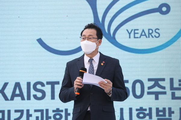 고영권 제주도 정무부지사가 29일 29일 제주시 한경면 용수리에서 진행된 민간과학로켓 시험발사 행사에서 인사말을 하고 있다.