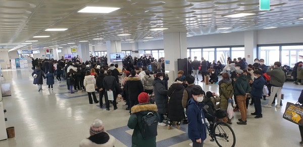 설 연휴를 맞은 제주항 연안여객 터미널 대합실.
