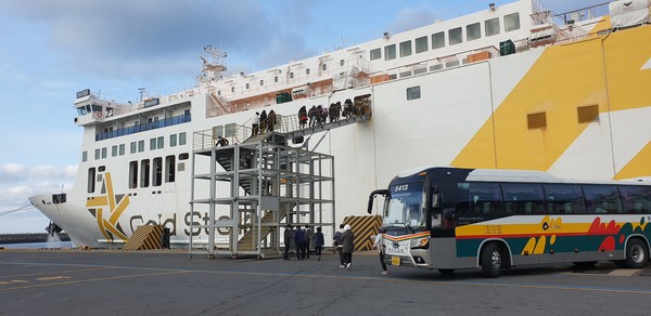 설 연휴 기간 도민과 관광객들이 제주와 여수를 잇는 한일골드스텔라호에 승선하는 모습.