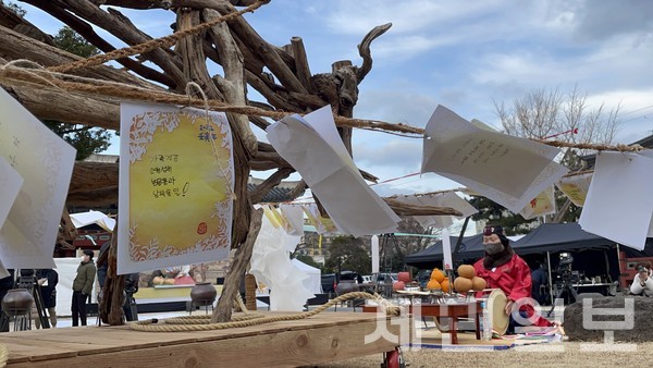 3일 2022 임인년 탐라국입춘굿의 시작을 알리는 낭쉐코사가 제주목관아에서 열렸다. 올해 낭쉐(나무로 만든 소)는 강문석·김영화 작가가 제작했다. 김은수 기자