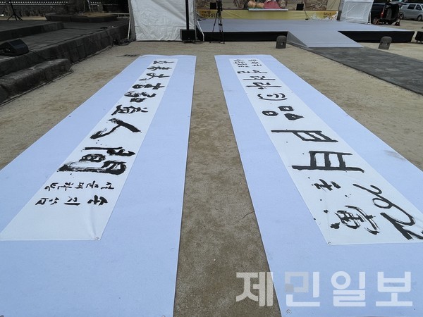 조상들은 입춘(立春·2월 4일) 때 평안과 풍년, 장수 등의 소망을 담아 '휘호'를 쓰고 '입춘첩'을 만들어 대문, 기둥 등에 붙였다. 3일 오창림 서예가가 대형 붓으로 '열려라 희망의 문' '입춘대길 홍익인간' 등 입춘휘호를 쓰는 서예 퍼포먼스를 펼쳤다. 김은수 기자