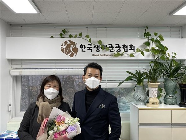고제량 ㈔제주생태관광협회 대표(사진 왼쪽)가 ㈔한국생태관광협회 공동대표로 취임했다.