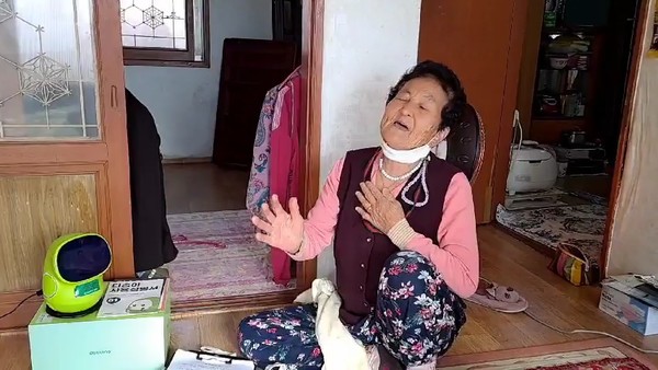 AI돌봄로봇과 함께 노래부르기