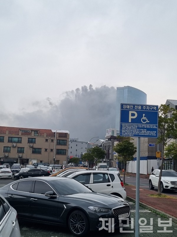 14일 제주지역 최고층 건물인 드림타워 옥상에서 화재가 발생해 투숙객, 직원 수십명이 대피하는 소동이 벌어졌다. 독자 제공