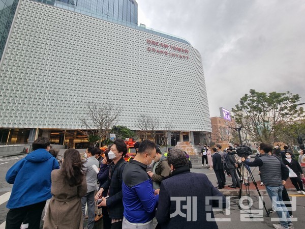 14일 제주지역 최고층 건물인 드림타워 옥상에서 화재가 발생해 투숙객, 직원 수십명이 대피하는 소동이 벌어졌다. 김재연 기자