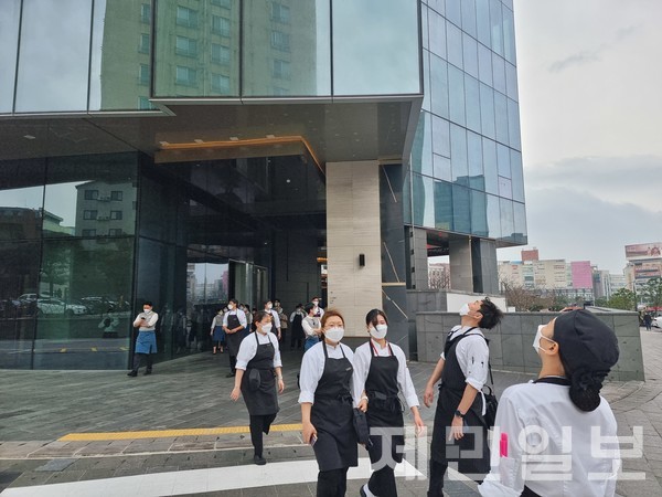 14일 제주지역 최고층 건물인 드림타워 옥상에서 화재가 발생해 투숙객, 직원 수십명이 대피하는 소동이 벌어졌다. 김재연 기자