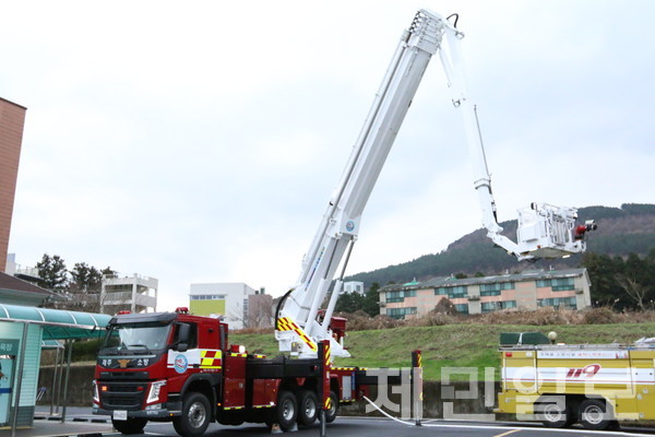 고가 굴절 사다리차. 제주도소방안전본부 제공
