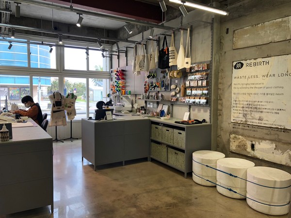 코오롱스포츠 솟솟리버스 제주점 내부