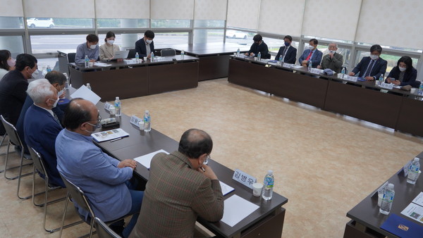 14일 제민일보 1층 대회의실에서 2022년 제14기 제민일보 독자위원회 출범식 및 첫 회의가 열리고 있다. 이진서 기자