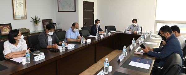 제14기 제민일보 독자위원회가 23일 제민일보 본사 회의실에서 2022년 2차 정기회의를 열고 민선 8기 제주도정 출범에 앞서 정책 방향과 언론의 역할을 논의하고 있다. 홍진혁 기자