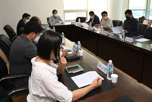 제14기 제민일보 독자위원회가 23일 제민일보 본사 회의실에서 2022년 2차 정기회의를 열고 민선 8기 제주도정 출범에 앞서 정책 방향과 언론의 역할을 논의하고 있다. 홍진혁 기자