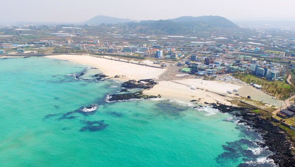 푸른 바다와 녹음이 우거진 산과 마을길 등 다양한 콘텐츠를 갖춘 애월읍이 여름 여행지로 각광을 받고 있다. 사진은 애월읍서 유일한 해수욕장인 '곽지과물해변' 김용현 기자