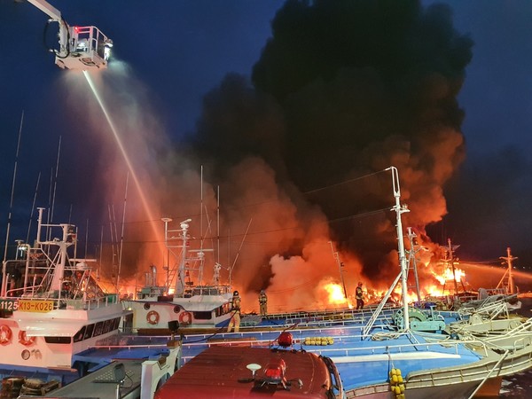 지난 4일 오전 4시27분께 서귀포시 성산읍 성산항 내에 정박 중이던 어선 3척에 불이 나 소방과 해경이 화재 진압에 나서고 있다.