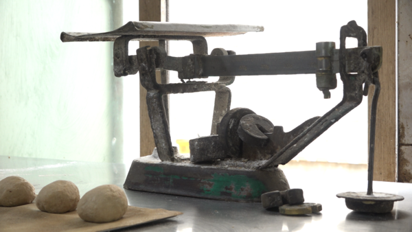 빵집 만큼 나이를 먹은 추저울. 전자식 저울이 있어도 자리를 양보하지 않는다. '언제든 필요할 때 바로' 쓸 수 있는 장점 때문이다.