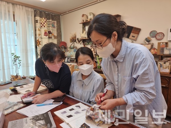 지난 5일 제주시 퀼트바람에서 진행된 한국어·소잉디자이너 교육 프로그램에서 황다빈씨(39)와 응옥탐씨(32)가 강사에게 소잉디자이너 교육을 받고 있다. 김재연 기자