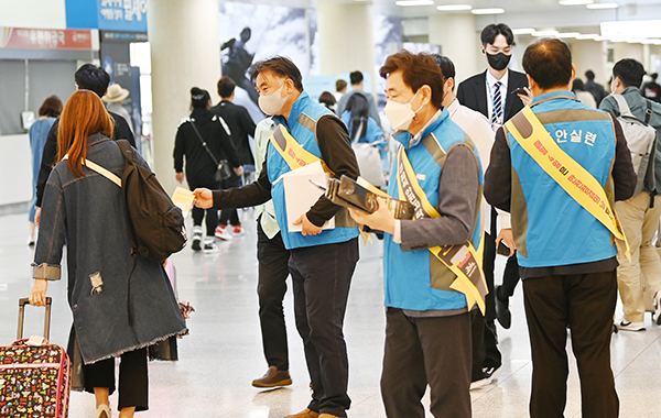 제주특별자치도는 경찰,행정시, 교통유관기관 등과 함께 지난 5월 제주국제공항에서  '전좌석 안전띠 착용' 캠페인을 전개했다. 김용현 기자