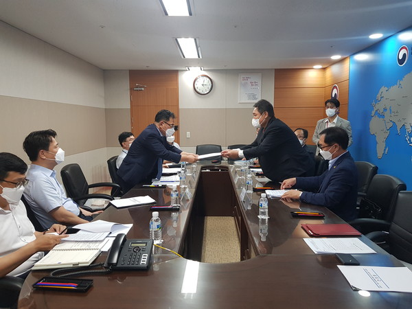 제주특별자치도관광협회(회장 부동석)와 제주상공회의소(회장 양문석), 제주관광공사(사장 고은숙), 제주관광학회(회장 송상섭)가 9일 법무부를 방문해 전자여행허가제(K-ETA) 제주 도입 추진에 대한 재검토 요청을 건의하고 있다.