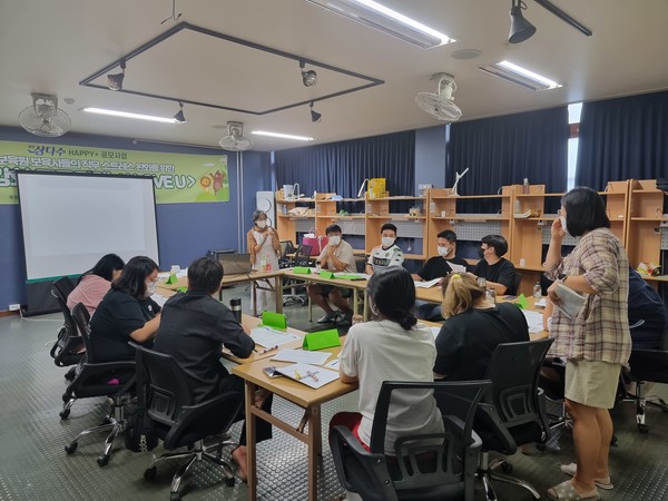 지난 12일 제주보육원에서 보육사 직무 스트레스 완화를 위한 전문성 강화 프로그램이 진행되고 있다. 김재연 기자