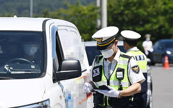 제주경찰단은 지난 7월25일 애조로에서 제민일보와 함께 전좌석 안전띠 착용 캠페인 및 미착용 특별단속을 실시했다. 김용현 기자