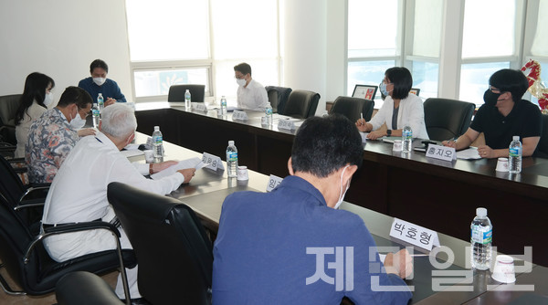 제14기 제민일보 독자위원회가 18일 제민일보 본사 3층 회의실에서 2022년 3차 정기회의를 열고 제주도 정책 감시 기능과 도민 공감을 이끌어낼 수 있는 보도 등에 대한 언론의 역할을 논의하고 있다. 송민재 수습기자