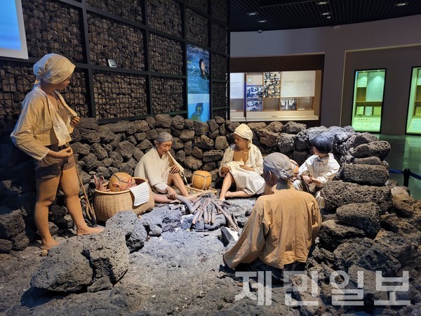 제주 해녀박물관에 전시된 불턱.