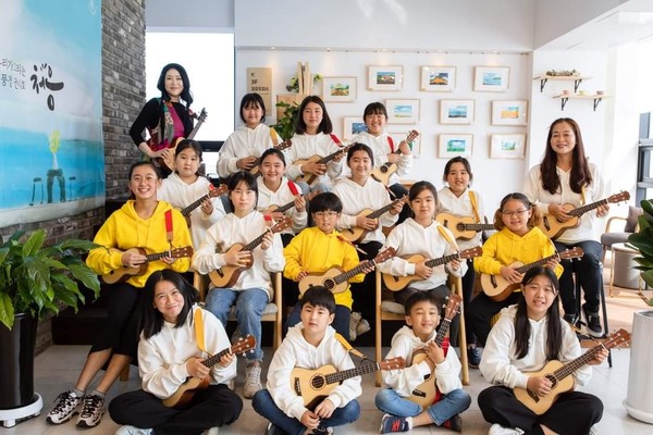 최근 세화마을협동조합 477카페에서 해바라기지역아동센터의 '코삭헌 노래 만들기' 프로그램에 참여한 아이들이 우쿨렐레를 공연하고 있다.