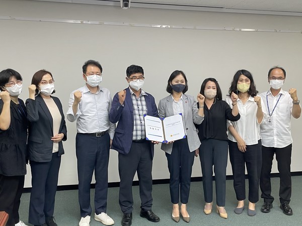 제주도의회 문화관광체육위원회(위원장 이승아)는 22일 도의회 솧의실에서 제주도 문화정책과 관계자 등이 참석한 가운데 간담회를 열고, 지난달 문화정책 공청회에서 나온 의견을 제주도에 전달했다. 김은수 기자