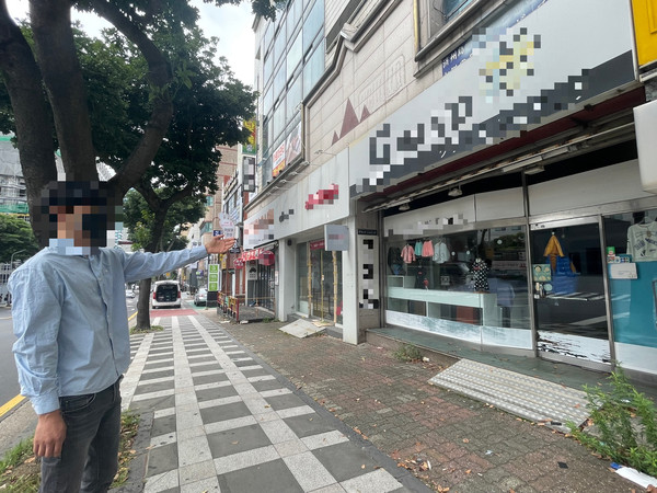 19일 제주시 연동 누웨마루거리에서 한 상인이 빈 점포들을 가리키며 하소연하고 있다.신승은 기자