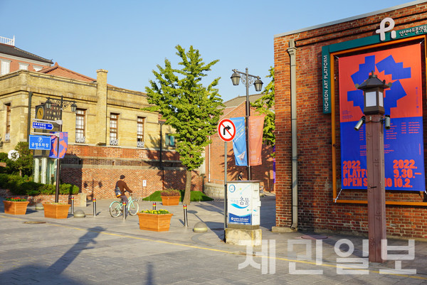 '인천 개항장 문화지구'는 개항장 일대 근대적 경관을 보전하고, 다양한 문화시설을 유치해 문화를 기반으로 구도심 재생을 도모하고자 2010년 문화지구로 지정됐다. 사진은 개항장 문화지구 모습. 김은수 기자