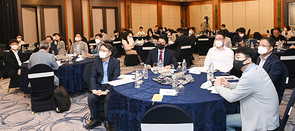 '그린수소 확산을 위한 제주 수소경제포럼'이 지난달 30일 제주특별자치도 주최로 메종글래드 호텔에서 산업통상자원부, 한국남부발전, 수소 관련 기업 등 전문가들이 참석한 가운데 열렸다. 김용현 기자