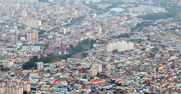 제주도정은 '15분 도시 제주'를 통해 제주시 동지역 집중현상을 해소하고, 읍면지역 균형발전을 이루는 동시에 초근접 생활권 영위 등의 효과를 극대화시킨다는 계획이다. 사진은 제주시내 전경.