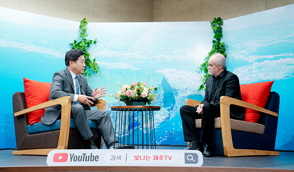 오영훈 제주특별자치도지사와  '15분 도시' 제안자인 파리 11대학 도시설계학 카를로스 모레노(Carlos Moreno) 교수은 최근 면담을 갖고 '15분도시 제주' 개념 정립과 방향 등에 대해 의견을 나눴다.