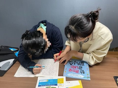 최근 제주시가족센터에서 파견된 배움지도사가 취약계층 아동의 가정을 방문해 학습 지원 서비스를 제공하고 있다.