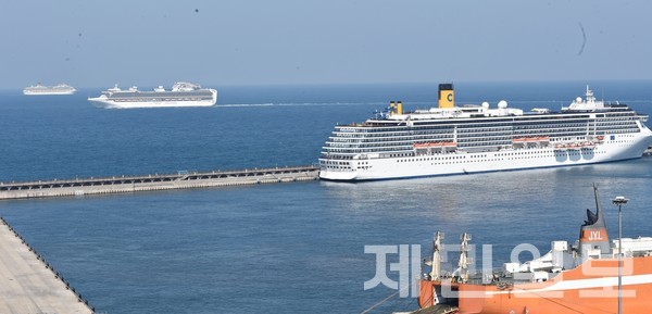 제주항 크루즈선 입항 모습 자료사진.