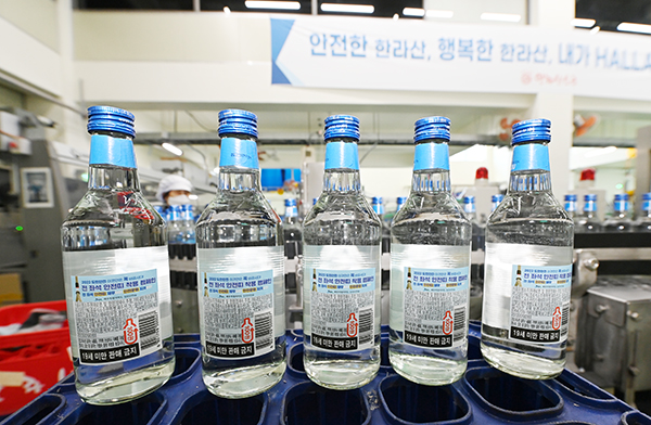 한라산소주 보조라벨에는 올해 안전표어 공모전 최우수작인 '전 좌석 안전띠 채우GO! 안전문화 지키GO!'를 부각시키는 디자인으로 도민과 관광객의 안전의식을 높이는데 기여하고 있다. 김용현 기자