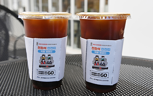 에이바우트커피와 루스트플레이스, 팍차이나 등 프랜차이즈 외식업계를 선도하고 있는 ㈜메이크어베러 역시 올해 '전좌석 안전띠 착용' 캠페인에 적극 동참하면서 귀감이 되고 있다. 김용현 기자