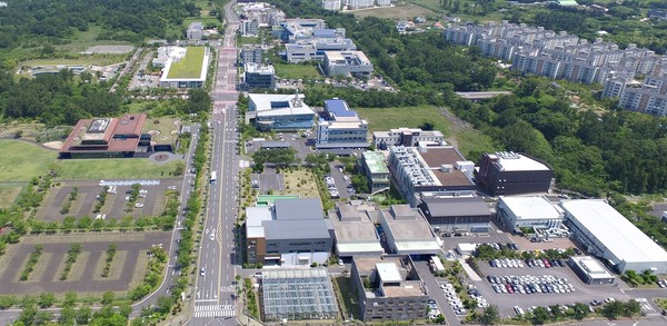 제주가 지방이라는 한계를 딛고 인구와 관광객, 일자리가 급증하면서 전국에서도 손꼽히는 가파른 경제성장을 이룩하기까지 JDC가 과감한 투자를 통해 뒷받침했다. 사진은 첨단과학기술단지 전경.